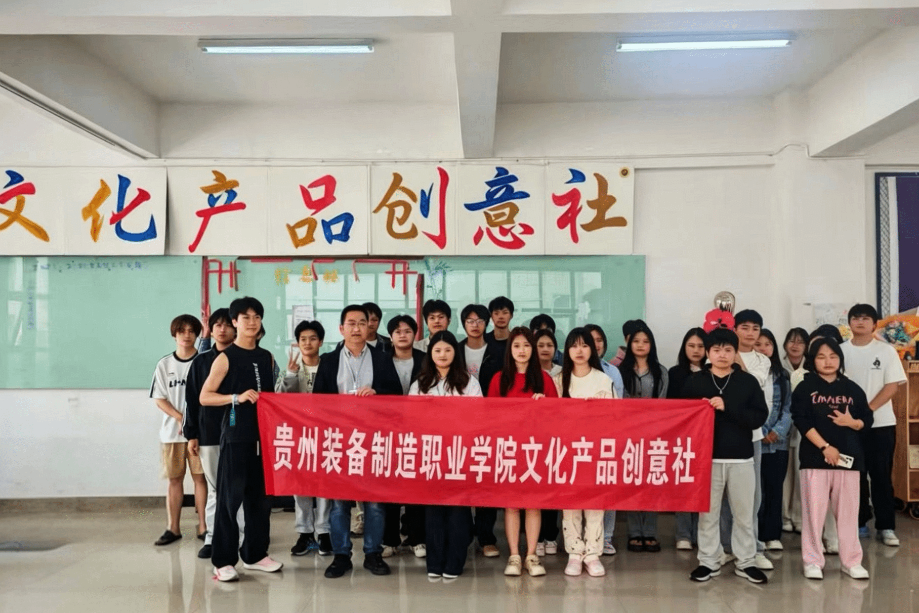 指尖非遗，纸韵匠心——世界杯官网文化产品创意社开展第四届“缤纷社团·多彩校园”社团文化活动月非遗窗花剪纸体验活动